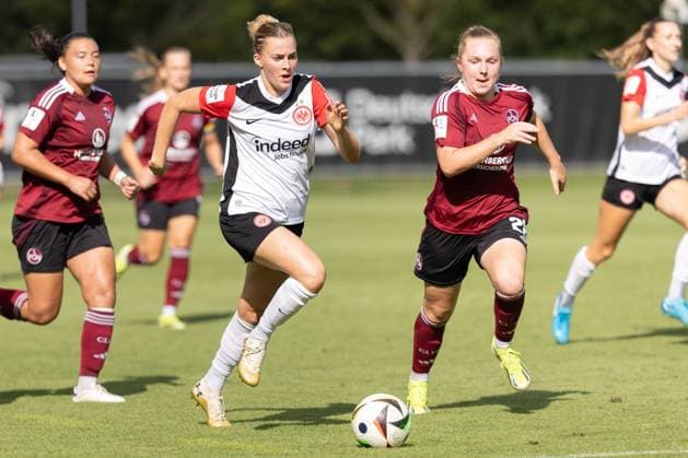 Eintracht Frankfurt 1 FC Nürnberg, Test match Laura Freigang Eintracht Frankfurt, 10 in a running duel with Madeleine Steck from Nürnberg Test match between Eintracht Frankfurt Women and 1 FC Nürnberg on August 17, 2024 in Frankfurt , Frankfurt am Main Hessen Germany Deutsche Bank Park