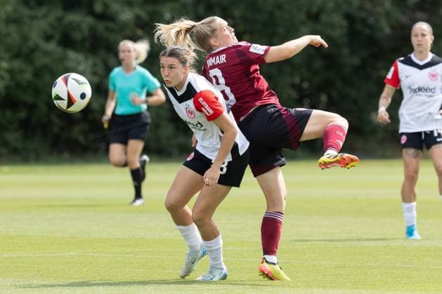 Eintracht Frankfurt 1 FC Nürnberg, Test match Barbara Dunst Eintracht Frankfurt, 28 and Livia Brunmair Nürnberg, 8 both miss the high ball Test match between Eintracht Frankfurt Women and 1 FC Nürnberg on August 17, 2024 in Frankfurt , Frankfurt am Main Hessen Germany Deutsche Bank Park