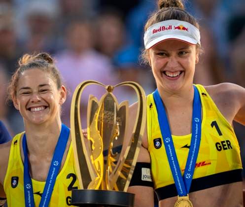 THE HAGUE - Svenja Muller and Cinja Tillmann (GER) with the cup after winning the final (f) of the 2024 European Beach volleyball, Beachvolleyball Championship. ANP SANDER KONING xVIxANPxSportx xxANPxIVx 506185129 originalFilename: 506185129.jpg