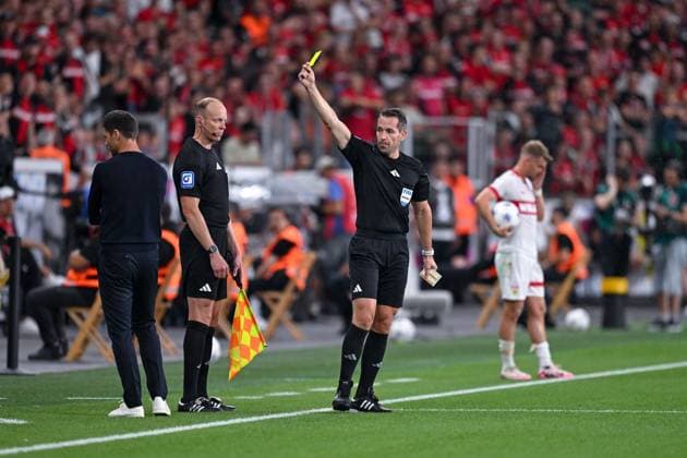 Sport Themen der Woche KW33 Sport Bilder des Tages 17.08.2024, Fussball, DFL-Supercup 2024, Saison 2024 2025, Bayer Leverkusen - VfB Stuttgart, Gelbe Karte für Trainer Xabi Alonso (Bayer Leverkusen), xRHR-FOTO TKx *** 17 08 2024, Football, DFL Supercup 2024, Season 2024 2025, Bayer Leverkusen VfB Stuttgart, Yellow card for coach Xabi Alonso Bayer Leverkusen , xRHR PHOTO TKx Copyright: RHR-FOTOx RHR-FOTO TK