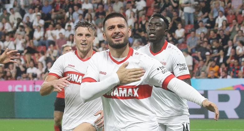 Sport Themen der Woche KW33 Sport Bilder des Tages Leverkusen , DFL Supercup Bayer Leverkusen vs. VfB Stuttgart , Jubel Deniz Undav ( VfB ) nach seinem Tor zum 1 : 2 *** Leverkusen , DFL Supercup Bayer Leverkusen vs VfB Stuttgart , Deniz Undav VfB celebrates after his goal to make it 1-2