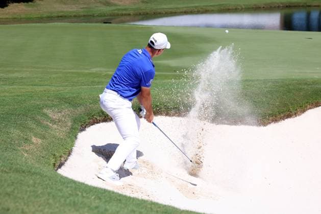 MEMPHIS, TN - AUGUST 17: Viktor Hovland (NOR) hits out of the bunker during the third round of the 2024 FedEx St. Jude Championship on August 17, 2024 at TPC Southwind in Memphis, Tennessee. (Photo by Michael Wade Icon Sportswire) GOLF: AUG 17 PGA, Golf Herren FedExCup Playoffs - FedEx St. Jude Championship EDITORIAL USE ONLY Icon08172406