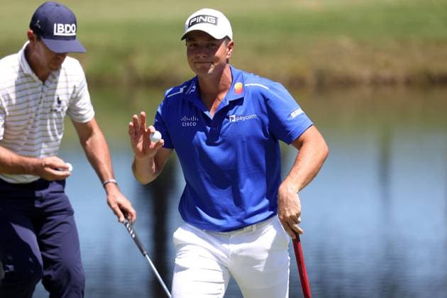 MEMPHIS, TN - AUGUST 17: Viktor Hovland (NOR) acknowledges the crowd during the third round of the 2024 FedEx St. Jude Championship on August 17, 2024 at TPC Southwind in Memphis, Tennessee. (Photo by Michael Wade Icon Sportswire) GOLF: AUG 17 PGA, Golf Herren FedExCup Playoffs - FedEx St. Jude Championship EDITORIAL USE ONLY Icon08172443