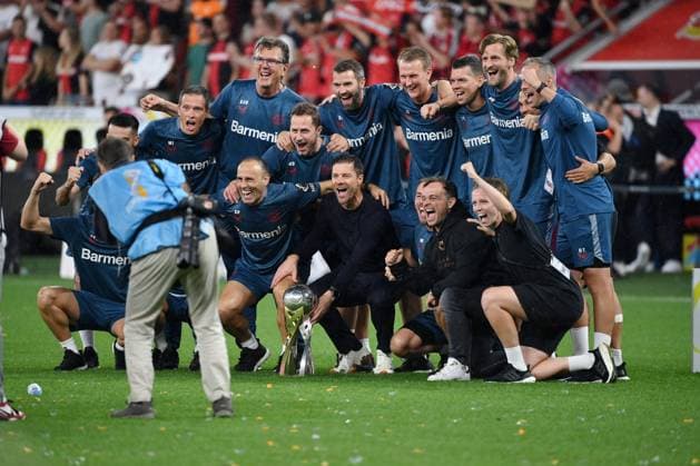 Coach Xabier Alonso Bayer 04 Leverkusen , Xabi Alonso celebrates the Supercup victory 17 08 2024 with his staff, Football Supercup 2024 Final Bayer 04 Leverkusen VfB Stuttgart Leverkusen BayArena Nordrhein Westfalen Germany Team2