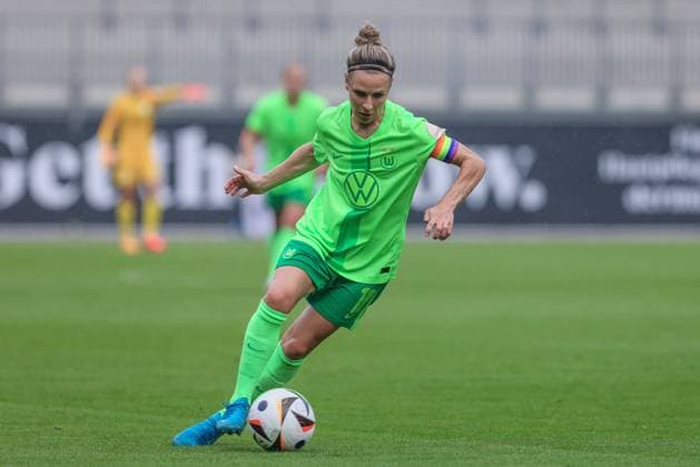 v li Svenja Huth VfL Wolfsburg, 10 on the ball, single picture, full body, action, action scene, 17 08 2024, Wolfsburg Germany , soccer, test match women, VfL Wolfsburg PSV Eindhoven xobx