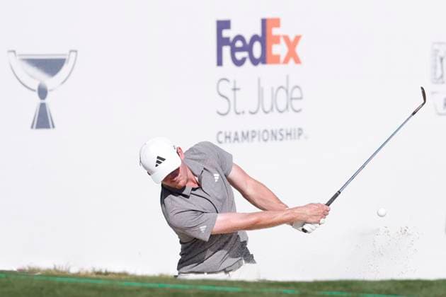 MEMPHIS, TN - AUGUST 17: Nick Dunlap hits from a green side bunker on No. 18 during the third round of the FedEx St. Jude Championship, August 17, 2024 at TPC Southwind in Memphis, Tennessee. (Photo by Matthew Maxey Icon Sportswire) GOLF: AUG 17 PGA, Golf Herren FedExCup Playoffs - FedEx St. Jude Championship EDITORIAL USE ONLY Icon240817065