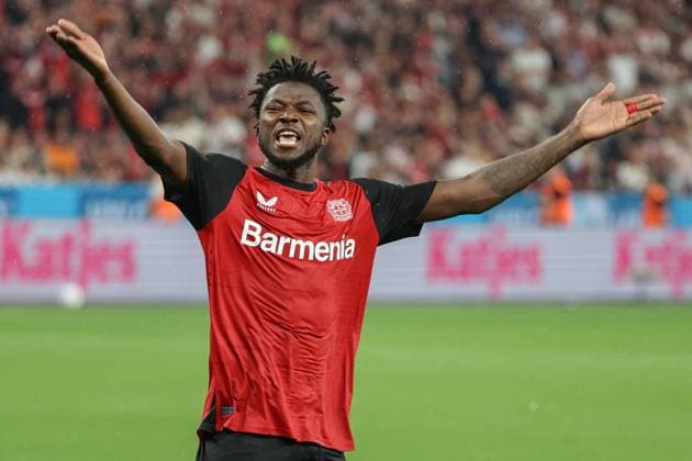 Supercup 2024 - Bayer 04 Leverkusen - VfB Stuttgart am 17.08.2024 in der BayArena in Leverkusen Edmond Tapsoba (Leverkusen 12) heizt die Fans ein und jubelt über seinen verwandelten Elfmeter *** Supercup 2024 Bayer 04 Leverkusen VfB Stuttgart on 17 08 2024 at the BayArena in Leverkusen Edmond Tapsoba Leverkusen 12 fires up the fans and cheers for his converted penalty kick MH