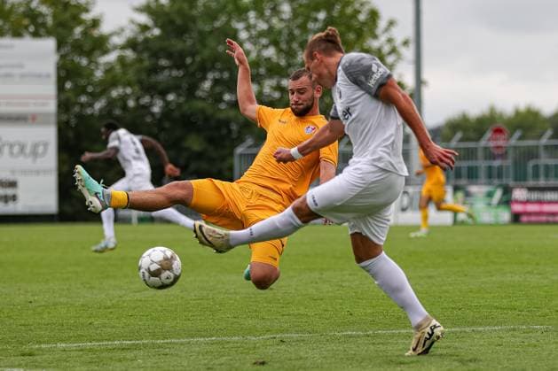 Rödinghausen, Germany, 17 08 24 Melvin Ramusovic KFC Uerdingen and Jonathan Riemer SV Rödinghausen battle for the ball during the Regionalliga West match between SV Rödinghausen KFC Uerdingen at Häcker Wiehenstadion on August 17, 2024 in Rödinghausen, Germany Photo by Stefan Brauer Brauer Fotoagentur Rödinghausen, Germany, 17 08 24 Melvin Ramusovic KFC Uerdingen and Jonathan Riemer SV Rödinghausen battle for the ball during the Regionalliga West match between SV Rödinghausen KFC Uerdingen at Häcker Wiehenstadion on August 17, 2024 in Rödinghausen, Germany Photo by Stefan Brauer Brauer Fotoagentur Rödinghausen Häcker Wiehenstadion Germany Copyright: xStefanxBrauer Brauer-Fotoagenturx