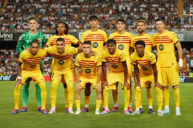LaLiga EA Sports, Valencia CF and FC Barcelona, Barca VALENCIA, SPAIN - AUGUST 17: The FC Barcelona team line up, Mannschaftsbild, Totale for a photo prior to kick off the LaLiga EA Sports match between Valencia CF and FC Barcelona at Mestalla Stadium on August 17, 2024 in Valencia, Spain. (Photo by Jose Torres Photo Players Images Magara Press) Valencia Mestalla Stadium Spain Copyright: xJosexTorresx