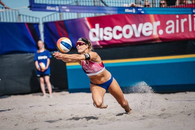 Beach volleyball women Allianz German Beach Tour 2024 Tourstop Kühlungsborn 2 17 08 2024 Kim van de Velde plays the ball Kühlungsborn Strand an der Seebrücke Mecklenburg Vorpommern Germany