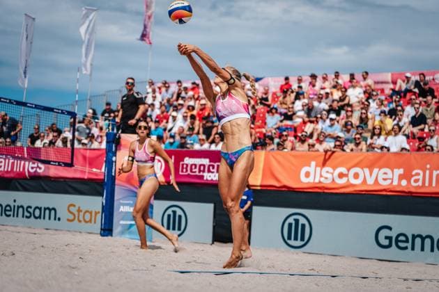 Beach volleyball women Allianz German Beach Tour 2024 Tourstop Kühlungsborn 2 17 08 2024 Paula Schürholz plays the ball Kühlungsborn Strand an der Seebrücke Mecklenburg Vorpommern Germany