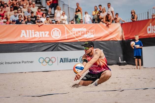 Beach volleyball men Allianz German Beach Tour 2024 Tourstop Kühlungsborn 2 17 08 2024 Benedikt Sagstetter takes the ball Kühlungsborn Beach at the pier Mecklenburg Western Pomerania Germany