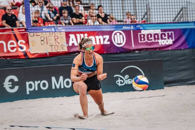 Beach volleyball women Allianz German Beach Tour 2024 Tourstop Kühlungsborn 2 18 08 2024 Isabel Schneider cheers Kühlungsborn beach at the pier Mecklenburg Western Pomerania Germany