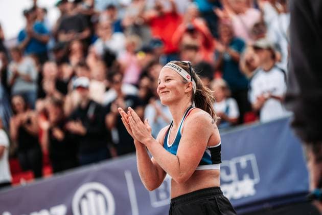 Beach volleyball women Allianz German Beach Tour 2024 Tourstop Kühlungsborn 2 18 08 2024 Isabel Schneider applauds the fans after her last match on the German Beach Tour Kühlungsborn Beach at the pier Mecklenburg-Vorpommern Germany
