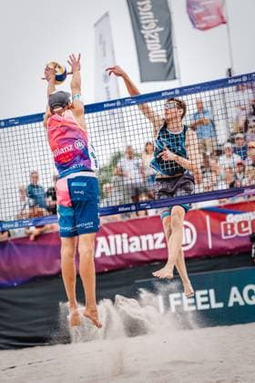 Beach volleyball men Allianz German Beach Tour 2024 Tourstop Kühlungsborn 2 18 08 2024 v l Momme Lorenz blocks Milan Sievers Kühlungsborn beach at the pier Mecklenburg Western Pomerania Germany