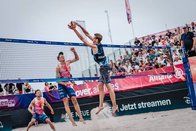 Beach volleyball men Allianz German Beach Tour 2024 Tourstop Kühlungsborn 2 18 08 2024 v l Momme Lorenz is blocked by Milan Sievers Kühlungsborn Strand an der Seebrücke Mecklenburg Vorpommern Germany