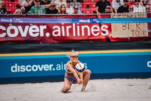 Beach volleyball women Allianz German Beach Tour 2024 Tourstop Kühlungsborn 2 18 08 2024 Paula Schürholz takes the ball Kühlungsborn Beach at the pier Mecklenburg Western Pomerania Germany