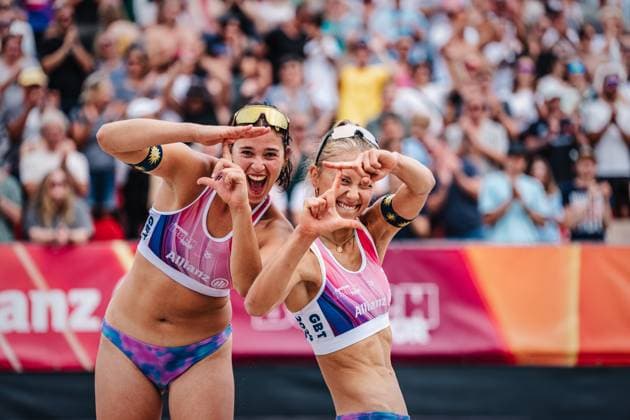 Beach volleyball women Allianz German Beach Tour 2024 Tourstop Kühlungsborn 2 18 08 2024 f l Janne Uhl and Paula Schürholz happy after their victory Kühlungsborn beach at the pier Mecklenburg Western Pomerania Germany
