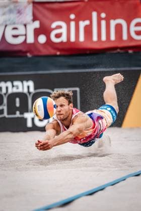 Beach volleyball men Allianz German Beach Tour 2024 Tourstop Kühlungsborn 2 18 08 2024 Eric Stadie jumps to the ball Kühlungsborn beach at the pier Mecklenburg Vorpommern Germany