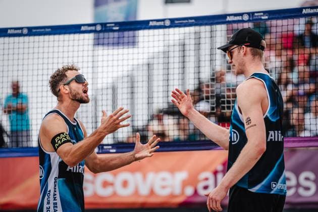 Beach volleyball men Allianz German Beach Tour 2024 Tourstop Kühlungsborn 2 18 08 2024 f l Jonas Sagstetter and Philipp Huster Kühlungsborn Strand an der Seebrücke Mecklenburg Vorpommern Germany