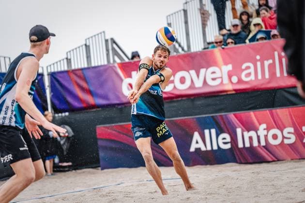 Beach volleyball men Allianz German Beach Tour 2024 Tourstop Kühlungsborn 2 18 08 2024 Jonas Sagstetter takes the ball Kühlungsborn beach at the pier Mecklenburg Western Pomerania Germany