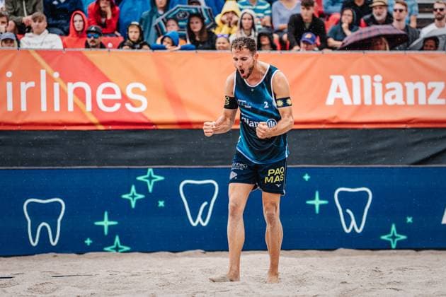 Beach volleyball men Allianz German Beach Tour 2024 Tourstop Kühlungsborn 2 18 08 2024 Jonas Sagstetter cheers Kühlungsborn beach at the pier Mecklenburg Western Pomerania Germany