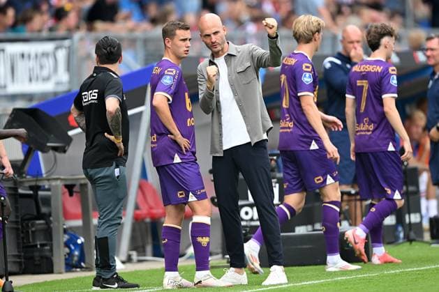 TILBURG - (lr), Calvin Twigt of Go Ahead Eagles, Go Ahead Eagles coach Paul Simonis during the Dutch Eredivisie match between Willem II and Go Ahead Eagles at the Koning Willem II Stadion on August 18, 2024 in Tilburg, Netherlands. ANP Dutch Eredivisie 2024 25 xVIxANPxSportx xxANPxIVx 506250048 originalFilename: 506250048.jpg