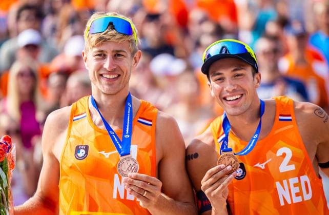 THE HAGUE - Steven van de Velde and Matthew Immers with the bronze medal (m) of the 2024 European Beach volleyball, Beachvolleyball Championships. ANP IRIS VAN DEN BROEK xVIxANPxSportx xxANPxIVx 506253225 originalFilename: 506253225.jpg