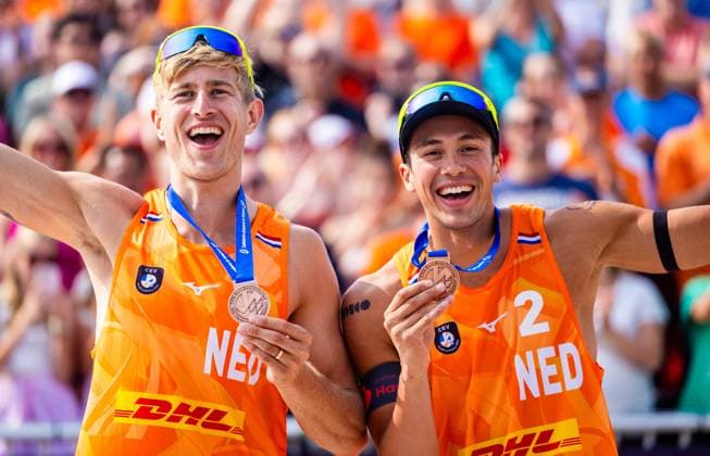 THE HAGUE - Steven van de Velde and Matthew Immers with the bronze medal (m) of the 2024 European Beach volleyball, Beachvolleyball Championships. ANP IRIS VAN DEN BROEK xVIxANPxSportx xxANPxIVx 506253026 originalFilename: 506253026.jpg