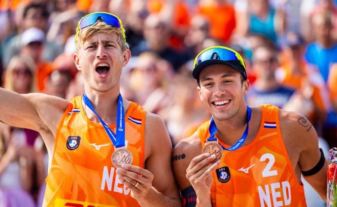 THE HAGUE - Steven van de Velde and Matthew Immers with the bronze medal (m) of the 2024 European Beach volleyball, Beachvolleyball Championships. ANP IRIS VAN DEN BROEK xVIxANPxSportx xxANPxIVx 506253119 originalFilename: 506253119.jpg