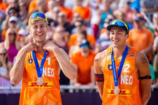THE HAGUE - Steven van de Velde and Matthew Immers with the bronze medal at the 2024 European Beach volleyball, Beachvolleyball Championships. ANP IRIS VAN DEN BROEK xVIxANPxSportx xxANPxIVx 506253436 originalFilename: 506253436.jpg