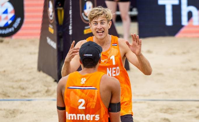 THE HAGUE - Steven van de Velde and Matthew Immers during the final for the bronze medal (m) of the 2024 European Beach volleyball, Beachvolleyball Championships. ANP IRIS VAN DEN BROEK xVIxANPxSportx xxANPxIVx 506247954 originalFilename: 506247954.jpg