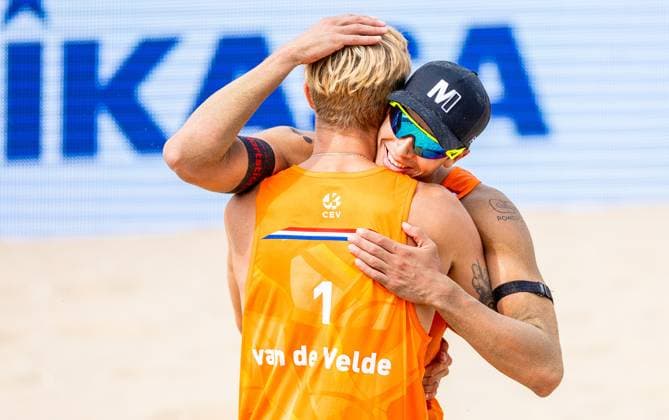THE HAGUE - Steven van de Velde and Matthew Immers during the final for the bronze medal (m) of the 2024 European Beach volleyball, Beachvolleyball Championships. ANP IRIS VAN DEN BROEK xVIxANPxSportx xxANPxIVx 506253034 originalFilename: 506253034.jpg