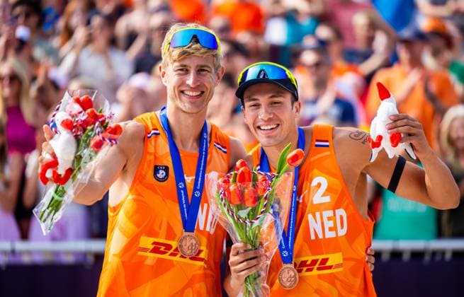 THE HAGUE - Steven van de Velde and Matthew Immers with the bronze medal at the 2024 European Beach volleyball, Beachvolleyball Championships. ANP IRIS VAN DEN BROEK xVIxANPxSportx xxANPxIVx 506253299 originalFilename: 506253299.jpg