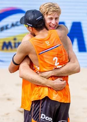 THE HAGUE - Steven van de Velde and Matthew Immers during the final for the bronze medal (m) of the 2024 European Beach volleyball, Beachvolleyball Championships. ANP IRIS VAN DEN BROEK xVIxANPxSportx xxANPxIVx 506246836 originalFilename: 506246836.jpg