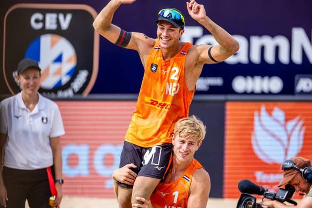THE HAGUE - Steven van de Velde and Matthew Immers during the final for the bronze medal (m) of the 2024 European Beach volleyball, Beachvolleyball Championships. ANP IRIS VAN DEN BROEK xVIxANPxSportx xxANPxIVx 506246906 originalFilename: 506246906.jpg