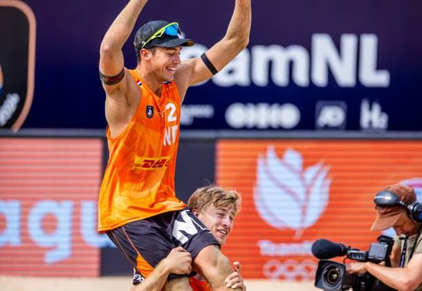 THE HAGUE - Steven van de Velde and Matthew Immers during the final for the bronze medal (m) of the 2024 European Beach volleyball, Beachvolleyball Championships. ANP IRIS VAN DEN BROEK xVIxANPxSportx xxANPxIVx 506246955 originalFilename: 506246955.jpg