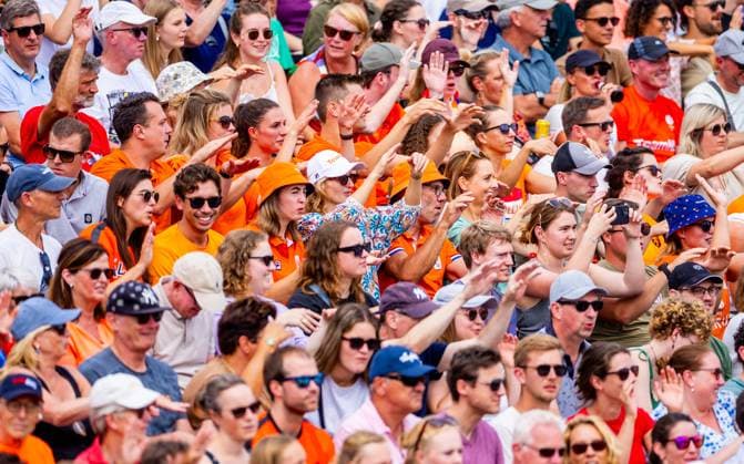 THE HAGUE - Audience during the final for the bronze medal (m) of the 2024 European Beach volleyball, Beachvolleyball Championships. ANP IRIS VAN DEN BROEK xVIxANPxSportx xxANPxIVx 506247509 originalFilename: 506247509.jpg