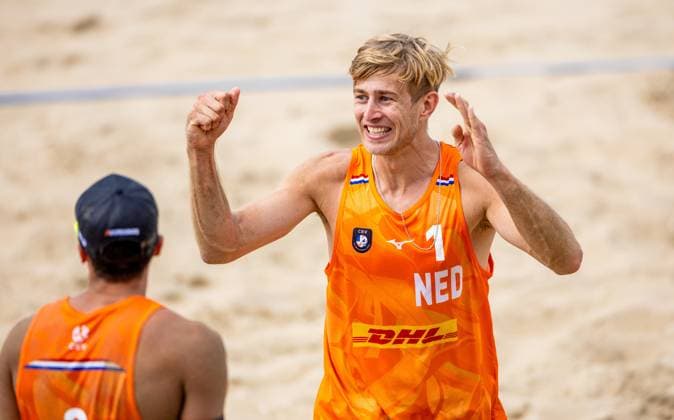 THE HAGUE - Steven van de Velde and Matthew Immers during the final for the bronze medal (m) of the 2024 European Beach volleyball, Beachvolleyball Championships. ANP IRIS VAN DEN BROEK xVIxANPxSportx xxANPxIVx 506246471 originalFilename: 506246471.jpg