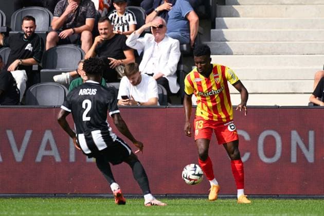 Carlens Arcus ( 2 - Angers ) and Jhoanner Chavez ( 13 - Lens ) during the Ligue 1 match between Angers SCO and RC Lens at Stade Raymond Kopa on August 18, 2024 in Angers, France. ( Photo by federico pestellini panoramic ) - FOOTBALL : Angers vs Lens - Ligue 1 - 18 08 2024 FedericoPestellini Panoramic 