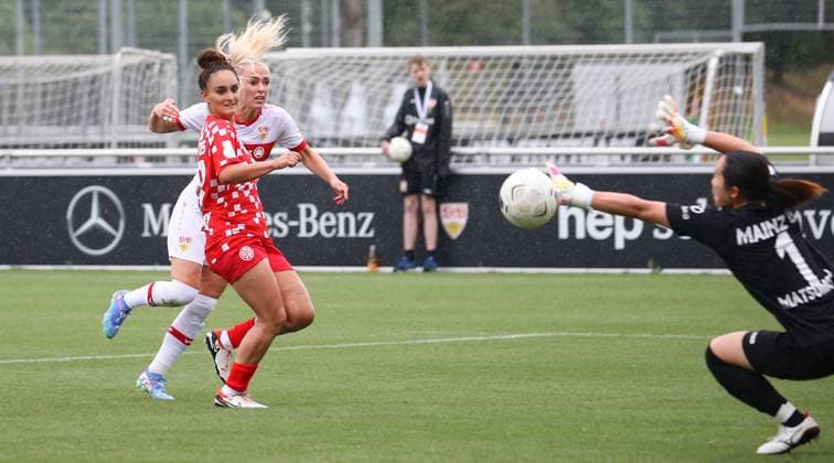Sport Themen der Woche KW33 Sport Bilder des Tages BAU 18.08.2024 Stuttgart Fußball DfB Pokal 1. Runde VfB Stuttgart Frauen vs. FSV Mainz, Tor zum 1:2, v.l. Ebru Uzungüney (Mainz), Torschützin Mandy Islacker (VfB), Mamiko Matsumoto (Mainz) *** BAU 18 08 2024 Stuttgart Soccer DfB Cup 1 round VfB Stuttgart women against FSV Mainz, goal to 1 2, f l Ebru Uzungüney Mainz , scorer Mandy Islacker VfB , Mamiko Matsumoto Mainz