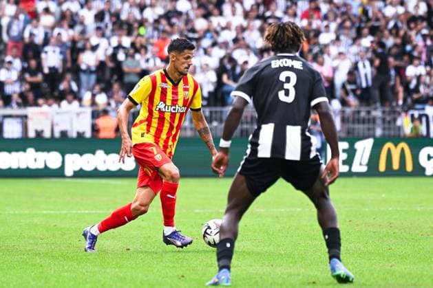 Florian SOTOCA ( 7 - Lens ) and J Ekomie ( 3 - Angers ) during the Ligue 1 match between Angers SCO and RC Lens at Stade Raymond Kopa on August 18, 2024 in Angers, France. ( Photo by federico pestellini panoramic ) - FOOTBALL : Angers vs Lens - Ligue 1 - 18 08 2024 FedericoPestellini Panoramic 