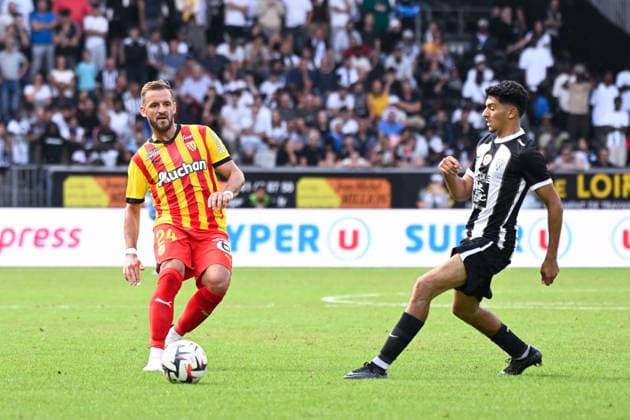 Jonathan GRADIT ( 24 - Lens ) and Yassin Belkhdim ( 14 - Angers ) during the Ligue 1 match between Angers SCO and RC Lens at Stade Raymond Kopa on August 18, 2024 in Angers, France. ( Photo by federico pestellini panoramic ) - FOOTBALL : Angers vs Lens - Ligue 1 - 18 08 2024 FedericoPestellini Panoramic 