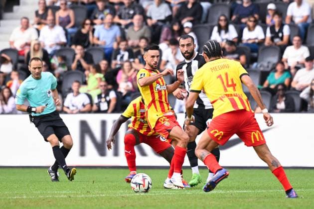 Abdelli Himad ( 10 - Angers ) and Adrien THOMASSON ( 28 - Lens ) during the Ligue 1 match between Angers SCO and RC Lens at Stade Raymond Kopa on August 18, 2024 in Angers, France. ( Photo by federico pestellini panoramic ) - FOOTBALL : Angers vs Lens - Ligue 1 - 18 08 2024 FedericoPestellini Panoramic 
