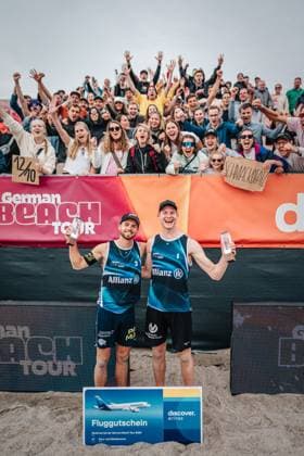 Beach volleyball men Allianz German Beach Tour 2024 Tourstop Kühlungsborn 2 18 08 2024 v l Jonas Sagstetter and Philipp Huster win the tournament in Kühlungsborn Kühlungsborn Strand an der Seebrücke Mecklenburg-Vorpommern Germany