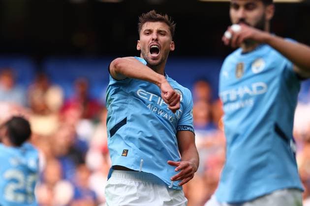Sport Bilder des Tages 18th August 2024; Stamford Bridge, Chelsea, London, England; Premier League Football, Chelsea versus Manchester City; Ruben Dias of Manchester City shows his frustration at the linesman  ActionPlus12683073 ShaunxBrooks