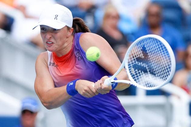 CINCINNATI, OH - AUGUST 18: Iga Swiatek of Poland hits a backhand during the semifinal round of the Cincinnati Open on August 18, 2024, at the Lindner Family Tennis Center in Mason, OH. (Photo by Ian Johnson Icon Sportswire) TENNIS: AUG 18 Cincinnati Open EDITORIAL USE ONLY Icon240818003