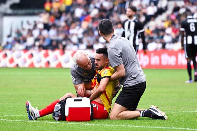 Adrien THOMASSON ( 28 - Lens ) injured during the Ligue 1 match between Angers SCO and RC Lens at Stade Raymond Kopa on August 18, 2024 in Angers, France. ( Photo by federico pestellini panoramic ) - FOOTBALL : Angers vs Lens - Ligue 1 - 18 08 2024 FedericoPestellini Panoramic 