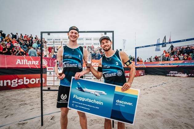 Beach volleyball men Allianz German Beach Tour 2024 Tourstop Kühlungsborn 2 18 08 2024 f l Philipp Huster and Jonas Sagstetter win the tournament in Kühlungsborn Kühlungsborn Strand an der Seebrücke Mecklenburg Vorpommern Germany