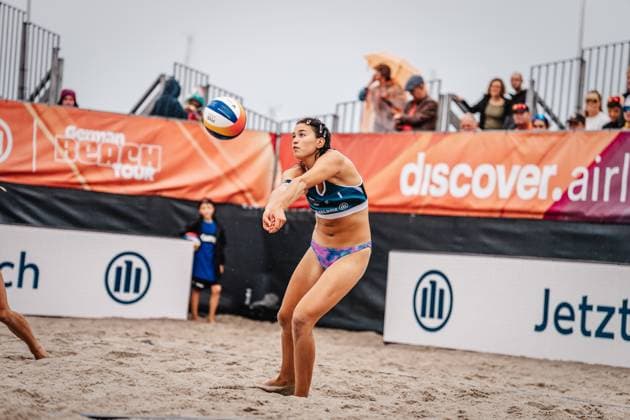 Beach volleyball women Allianz German Beach Tour 2024 Tourstop Kühlungsborn 2 18 08 2024 Janne Uhl takes the ball Kühlungsborn Beach at the pier Mecklenburg Western Pomerania Germany